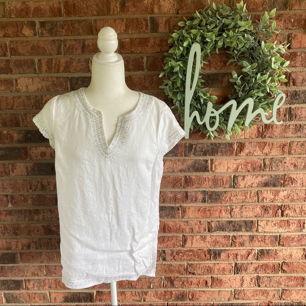 ✨5/$15 { SAINT TROPEZ WEST } White & Silver Linen Top